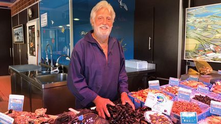 Serge Paillé&nbsp;est poissonnier à Vieux-Boucau dans les Landes depuis plus de 40 ans. (Laurent Mariotte / Radio France)