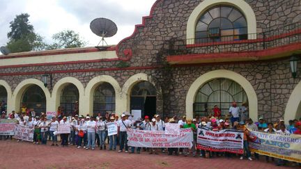 &nbsp; (Rassemblement de familles et voisins de l'Ecole Normale Rurale d'Ayotzinapa, où étudiaient les disparus © RAdio France / Emmanuelle Steels)
