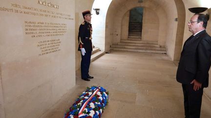 Le président François Hollande rend hommage à Aimé Césaire au Panthéon, à l'occasion du centenaire de sa naissance (26 juin 2013)
 (Philippe Wojazer / Pool / AFP)