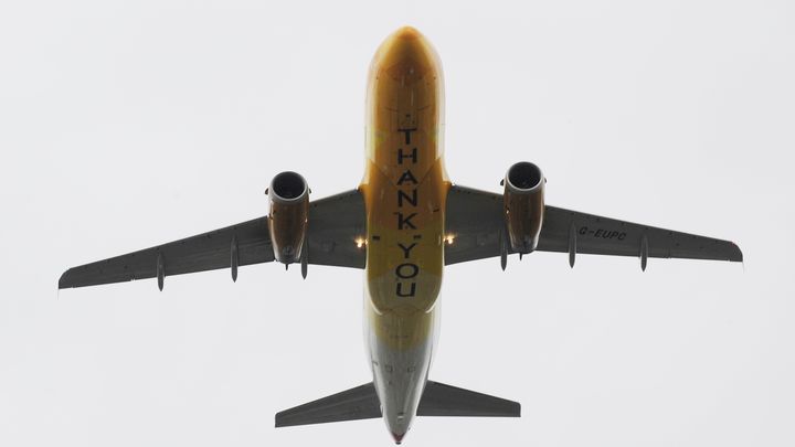 Un Boeing 747 de British Airways survole la parade des champions de Londres avec "Thank you" peint sur la carlingue, le 10 septembre 2012. (STEFAN ROUSSEAU / WPA POOL / GETTY IMAGES EUROPE)