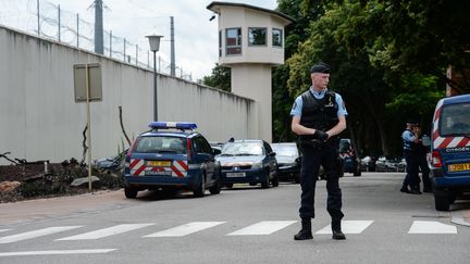 Devant la prison d'Ensisheim (Haut-Rhin), où un détenu a pris en otage un psychologue, le 30 juin 2016.&nbsp; (SEBASTIEN BOZON / AFP)