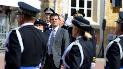 Le ministre de l'Int&eacute;rieur, Manuel Valls, &agrave; l'Ecole nationale sup&eacute;rieure de la police &agrave; Saint-Cyr-au-Mont-d'Or (Rh&ocirc;ne), le 25 juin 2012. (PHILIPPE DESMAZES / AFP)