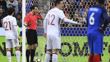 L'arbitre du match France-Espagne le 28 mars dernier avait eu recours par deux fois à l'assistance vidéo (FRANCK FIFE / AFP)