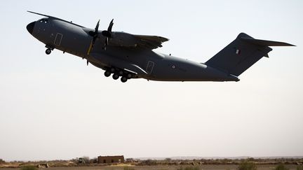 Un avion de l'arm&eacute;e fran&ccedil;aise sur la base militaire de&nbsp;Gao (Mali), le 31 d&eacute;cembre 2013. (JOEL SAGET / AFP)