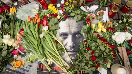 Un portrait d'Alexeï Navalny au milieu des fleurs, le 19 février 2024 à Hesse (Allemagne). (FRANK RUMPENHORST / DPA / AFP)