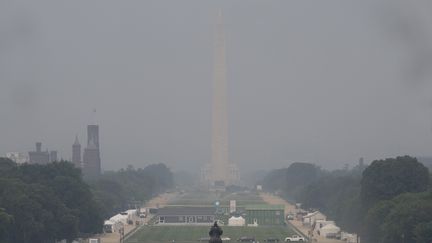 Plus au sud, à Washington, la fumée restait grise, mais occultait déjà l'obélisque du National Monument, le 7 juin 2023. (JIM WATSON / AFP)