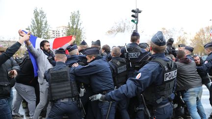 Une manifestation de chauffeurs VTC porte Maillot à Paris, le 24 novembre 2017. (JACQUES DEMARTHON / AFP)