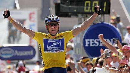 Lance Armstrong c&eacute;l&egrave;bre sa victoire au Tour de France, sur les Champs-Elys&eacute;es, &agrave; Paris, le 22 juillet 2004. (PATRICK KOVARIK / AFP)