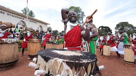 Le premier tambour serait arrivé au Burundi au XVe siècle, sous le règne de Ntare Rushatsi, premier roi du Burundi. Le roi serait venu de l’est du Burundi. "Arrivés dans la Kibira, lui et sa suite se reposèrent dans cette grande forêt où un taureau fut abattu. La suite royale tanna la peau du taureau sur un tronc d’arbre et se mit à taper sur la peau. Les gens des environs accoururent pour voir ce qui se passait. La suite royale informa que c’était le roi qui arrivait pour régner", explique l’Agence Bujumbura News.&nbsp; &nbsp; &nbsp; (TCHANDROU NITANGA / AFP)