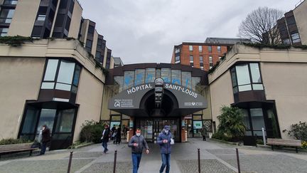 L'hôpital Saint-Louis à Paris où deux des trois victimes&nbsp;ont été transportées. (JULIE CHARPENTRAT / AFP)