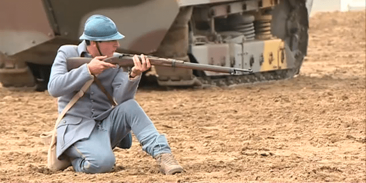 Les bénévoles portent les uniformes de l'époque. 
 (France 3 / Culturebox)