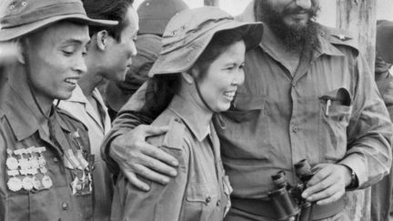 Fidel Castro avec Ta Thi Kieu, heroïne du Vietcong, en septembre 1973, lors d'un voyage au Vietnam.  (AVI / AFP)