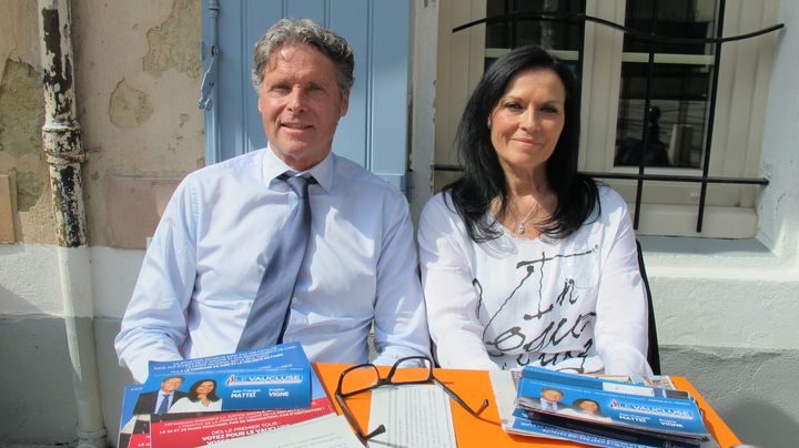 Jean-Fran&ccedil;ois Matt&eacute;i et Brigitte Vigne (FN) en campagne, le mardi 24 mars, &agrave; Caderousse (Vaucluse). (ILAN CARO / FRANCETV INFO)