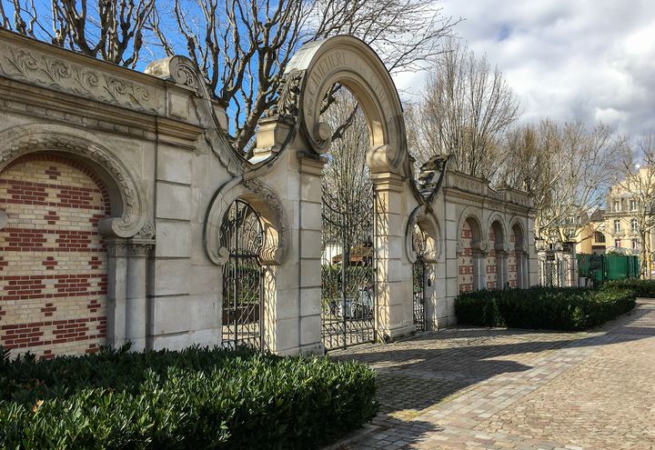 Le portail d'entrée du cimetière date de sa création en 1899. (SIMON GOURMELLET / FRANCEINFO)