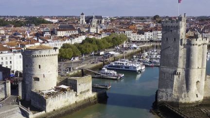 Pour faire des économies, la municipalité de La Rochelle (Charente-Maritime) vend son patrimoine immobilier. Une solution qui divise les habitants de la ville.