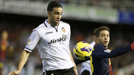 Adil Rami (Valence) face à Jordi Alba (Barcelone) (JOSE JORDAN / AFP)