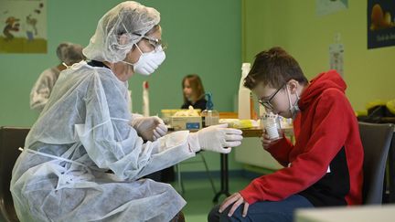 Un test salivaire réalisé à l'école le 1er mars 2021. (SEBASTIEN BOZON / AFP)