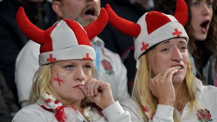 Deux supportrices anglaises lors de la d&eacute;faite de l'Angleterre contre l'Australie, le 3 octobre 2015, &agrave; Twickenham (Londres). (HUGH ROUTLEDGE / REX SHUT / SIPA)