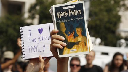 Des fans d'Harry Potter brandissent des gages de leur amour pour la s&eacute;rie lors de la premi&egrave;re du deuxi&egrave;me volet du film "Harry Potter et les reliques de la mort" &agrave; New York, le 11 juillet 2011. (LUCAS JACKSON / REUTERS)