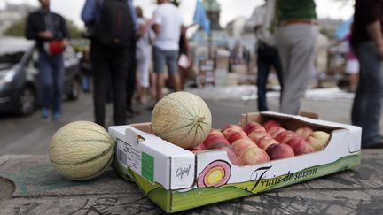 La Conf&eacute;d&eacute;ration syndicale agricole des exploitants familiaux a organis&eacute; le 22 ao&ucirc;t 2012 &agrave; Paris la vente "au juste prix" de fruits et l&eacute;gumes pour d&eacute;noncer "les marges abusives" des grandes surfaces. (KENZO TRIBOUILLARD / AFP)