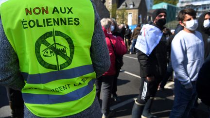 Les manifestations contre les projets éoliens en mer se multiplient, comme ici, à Saint-Brieuc, en mai 2021. 62 turbines&nbsp;sont en train d'être installées au large de la baie bretonne. (FRED TANNEAU / AFP)