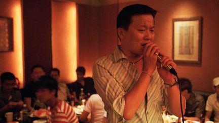 Un homme chante dans un karaoké à Pékin (Chine). (GETTYIMAGES)