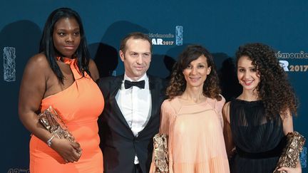 Deborah Lukumuena, Houda Benyamina et Oulaya Amamra, récompensées pour "Divine", et Marc-Benoît Créancier, le producteur du film, aux César 2017
 (Christophe Petit Tesson / EPA / MaxPPP)