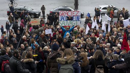 Des manifestants demandent la grâce présidentielle pour Jacqueline Sauvage, le 23 janvier 2016 devant l'Opéra Bastille, à Paris. (PATRICE PIERROT / AFP)