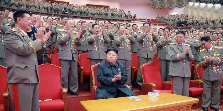 Kim Jong-un et son armée, le 28 juillet 2014. (KNS / KCNA / AFP)