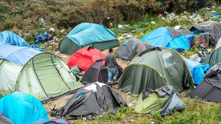 Image prise le 7 octobre 2015 de la "jungle" de Calais, ce campement o&ugrave; s'entassent dans des conditions mis&eacute;rables des milliers de migrants attendant de partir pour Calais. (PHILIPPE HUGUEN / AFP)