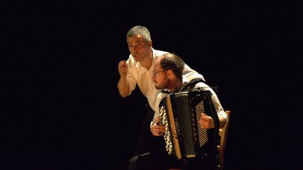 Bruno Putzulu et Grégory Daltin dans "Les Ritals" de François Cavanna (Denis Vase)