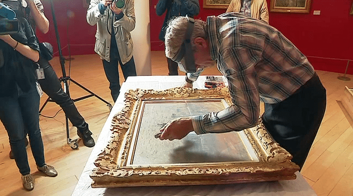 Le conservateur Christian Châtellier examine les moindres détails du tableau
	 
 (France 3 / Culturebox )