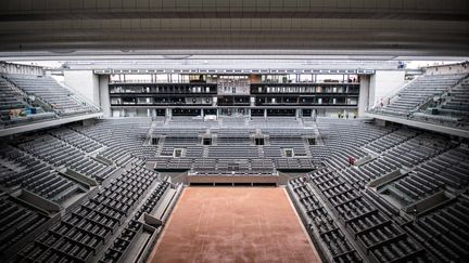 Le court Philippe-Chatrier, doté d'un toit rétractable, aura une atmosphère particulière cette année avec les 5000 spectateurs autorisés par jour.  (MARTIN BUREAU/AP/SIPA / SIPA)