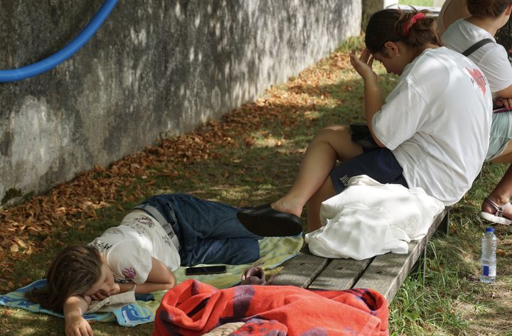 Daria (à droite) et une de ses camarades se reposent au bord de la piscine du Centre Prince Felipe, le 22 août 2023, à Pontevedra (Espagne). (MARIE-VIOLETTE BERNARD / FRANCEINFO)