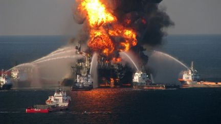 La plate-forme Deepwater Horizon en feu le 21 avril 2010 (US Coast Guard via Getty Images - AFP)