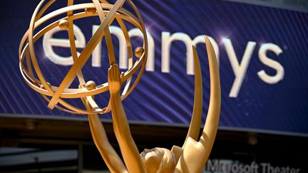 La statuette de la cérémonie des Emmy Awards, devant le Microsoft Theater à Los Angeles, le 12 septembre 2022. (ROBYN BECK / AFP)