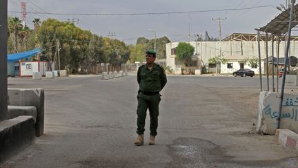 Un policier palestinien se tient au passage&nbsp;Kerem Shalom, à la frontière entre Israël et Gaza, le 13 mai 2018. (SAID KHATIB / AFP)