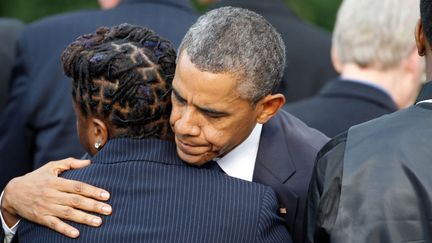 Barack Obama réconforte les proches des victimes de la fusillade du local des Marines à Washington, le 22 septembre 2013. (Mary Calvert / Reuters)