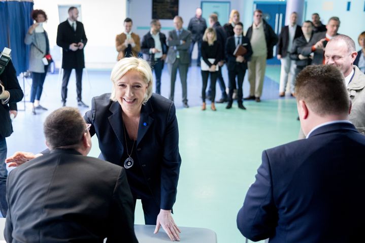 Marine Le Pen, candidate du FN, vote dans un bureau de vote de Hénin-Beaumont (Pas-de-Calais), dimanche 23 avril 2017. (KAY NIETFELD / DPA / AFP)