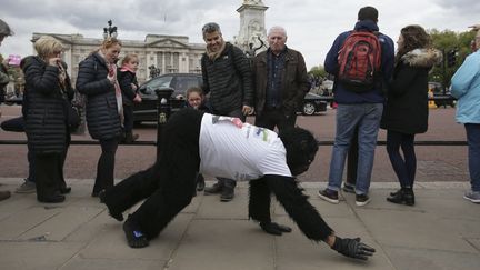 Tom Harrison accomplit le marathon de Londres (Royaume-Uni) pendant plusieurs jours dans une tenue de gorille, ici le 29 avril 2017, afin de récolter des fonds. (DANIEL LEAL-OLIVAS / AFP)