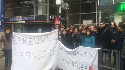 Les professeurs ont manifesté, mardi 21 janvier, contre les plaintes devant la DDEN de la Loire. (EMELINE ROCHEDY / RADIOFRANCE)