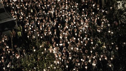 Des milliers de personnes ont participé à cette procession. Ils étaient toutefois moins nombreux que les années précédentes, où trois millions de visiteurs participent habituellement aux festivités. (JEFF PACHOUD / AFP)