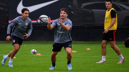 Antoine Dupont à l'entraînement avec le Stade toulousain, le 7 octobre 2024 au stade Ernest-Wallon à Toulouse. (LIONEL BONAVENTURE / AFP)