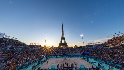 Coucher de soleil, Tour Eiffel et beach-volley, 28 juillet 2024. Quoi de mieux pour une soirée d'été ? (AYTAC UNAL / ANADOLU / AFP)