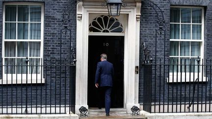 &nbsp; (David Cameron rentre au 10 Downing Street où il a résidé pendant 6 ans en tant que Premier ministre britannique © Reuters/ Peter Nicholls)