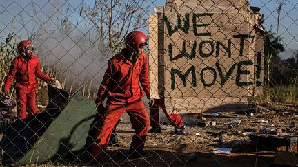 a réalisé un reportage sur les Fourmis rouges, employés d’une société spécialisée dans l’expulsion, connus pour leur violence. Le photographe dresse un portrait détaillé de cette équipe redoutée, tout en abordant des questions politiques et polémiques sur le régime foncier, le logement et l’expropriation, dans une sorte de zone grise créée par l’incapacité de l’Etat à répondre aux besoins en logement et à faire respecter la loi. «Ils sont souvent accusés de vol, d’agressions sexuelles et de meurtres. Leurs méthodes extrêmement brutales provoquent des affrontements qui font des blessés et des morts des deux côtés. La plupart de ces hommes font pourtant partie des populations les plus démunies de la société, venant des mêmes communautés auxquelles ils infligent tant de souffrances», précise le photographe. Il a remporté le  Visa d’or Région Occitanie / Pyrénées-Méditerranée, catégorie Magazine 2018.
 (James Oatway)