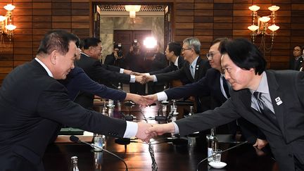 Des responsables nord et sud-coréens négocient la participation de la Corée du Nord aux Jeux olympiques d'hiver de&nbsp;Pyeongchang, le 15 janvier 2018, dans le village de&nbsp;Panmunjom (Corée du Nord). (MINISTERE SUD-COREEN DE L'UNIFICATION / AFP)