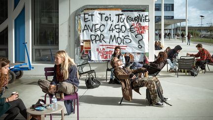 Des&nbsp;étudiants sont réunis devant l'université Jean Jaurès, à Toulouse, le 12 novembre 2019. (LILIAN CAZABET / HANS LUCAS)