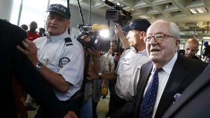 Jean-Marie Le Pen arrive au tribunal de grande instance de Nanterre (Hauts-de-Seine), le 12 juin 2015. (CHARLES PLATIAU / REUTERS)