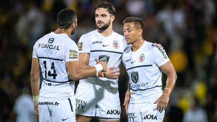 Matthis Lebel, Lucas Tauzin et Tim Nanai Williams&nbsp;lors&nbsp;du match de Top 14 entre La Rochelle et Toulouse au stade Marcel Deflandre de La Rochelle, le 5 septembre 2021. (XAVIER LEOTY / AFP)